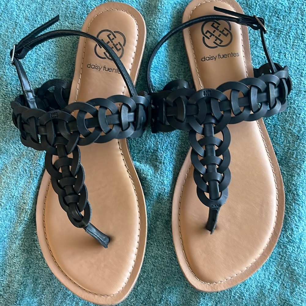 Daisy Fuentes sandals size 9. Gently worn.